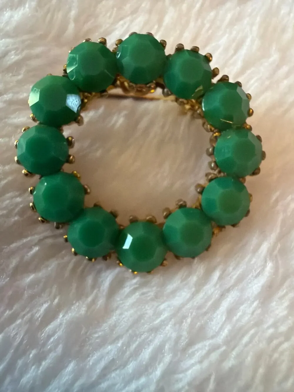 Vintage Green Faceted Glass Rhinestone Circle Wreath Brooch Gold Tone Pin 1.5